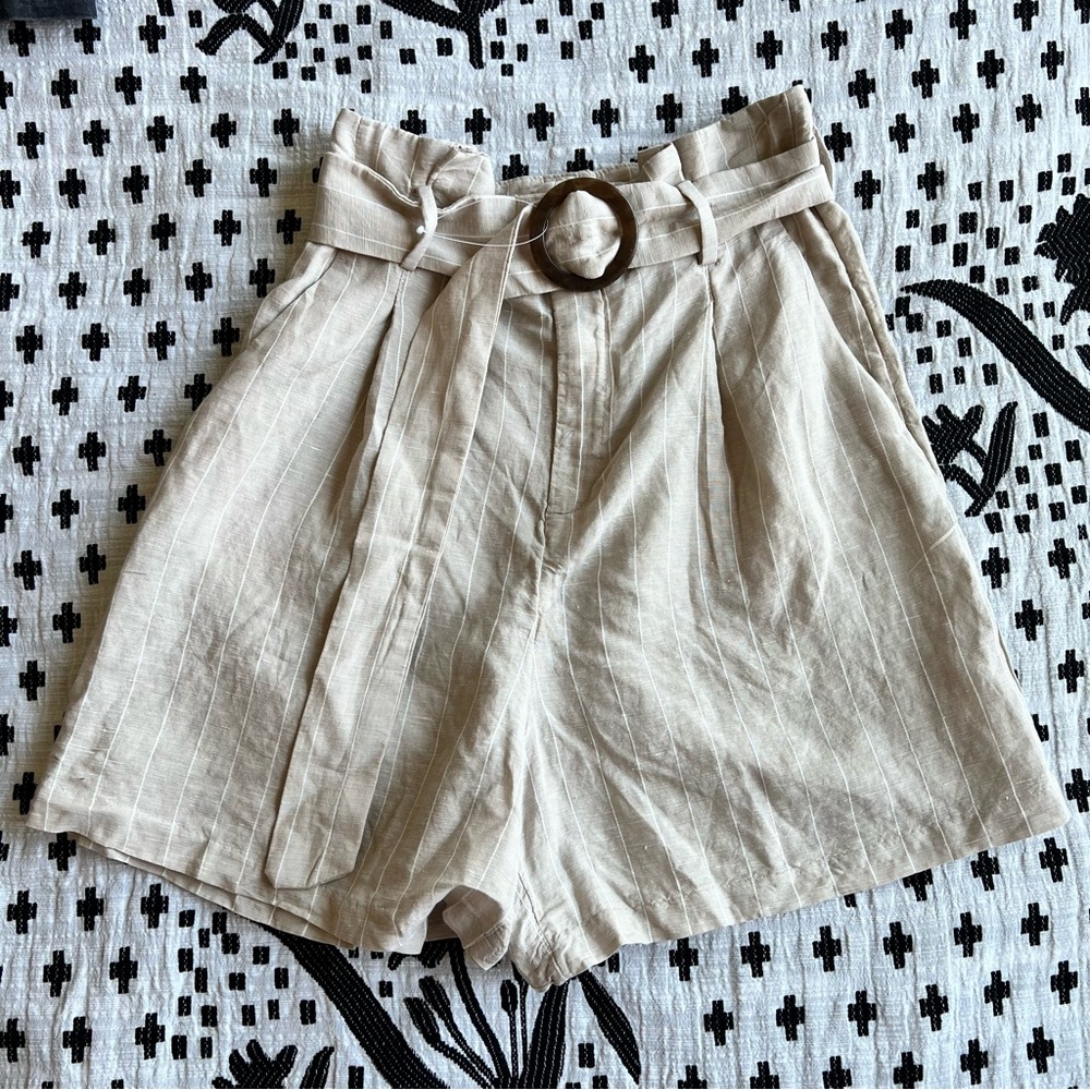 *Moving Sale* H&M Beige Cream Striped Paper Bag Shorts with Belt, size 6 NWT